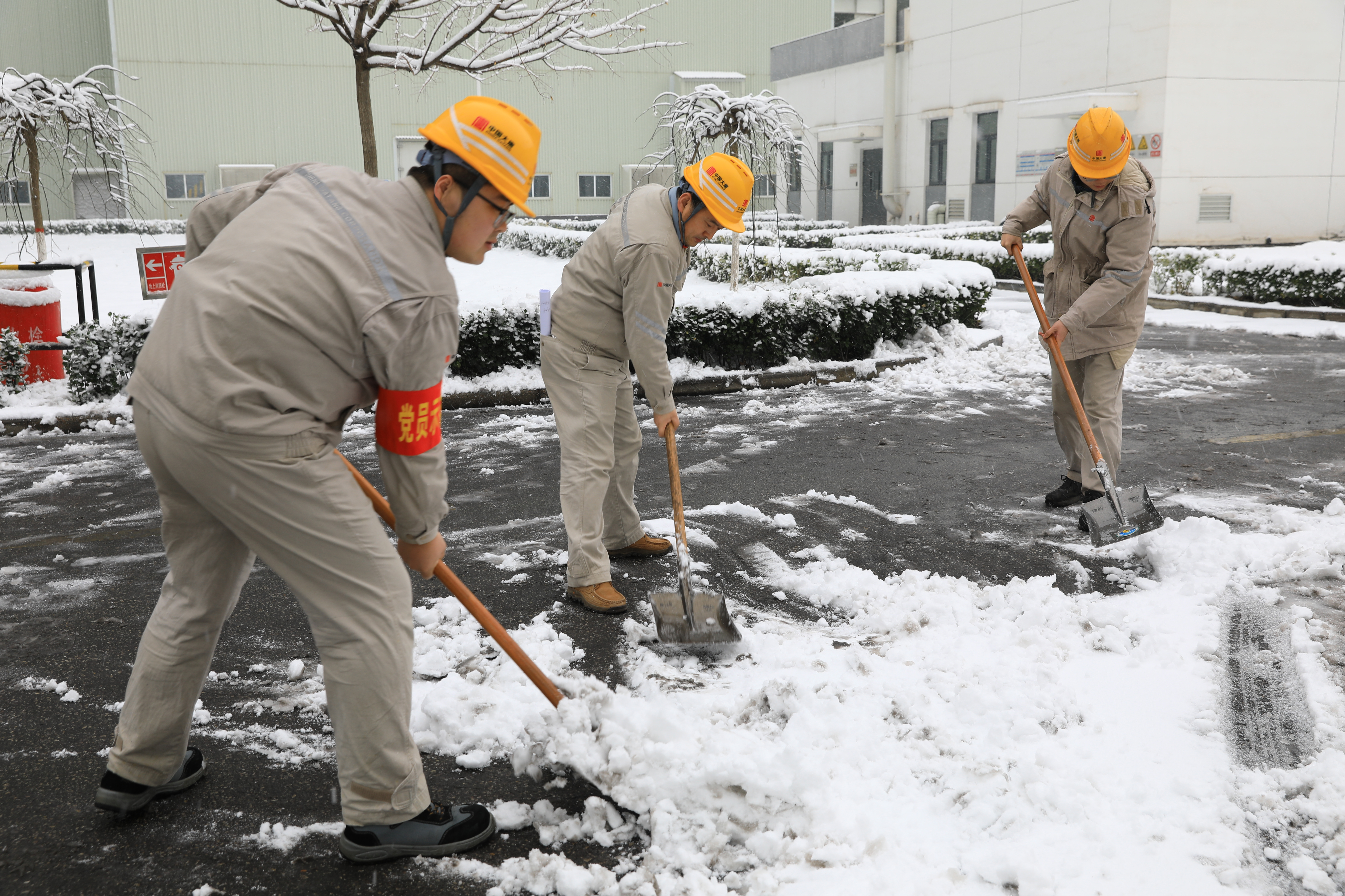 渭南热电公司职工清扫现场道路积雪，楼昊天 摄.jpg